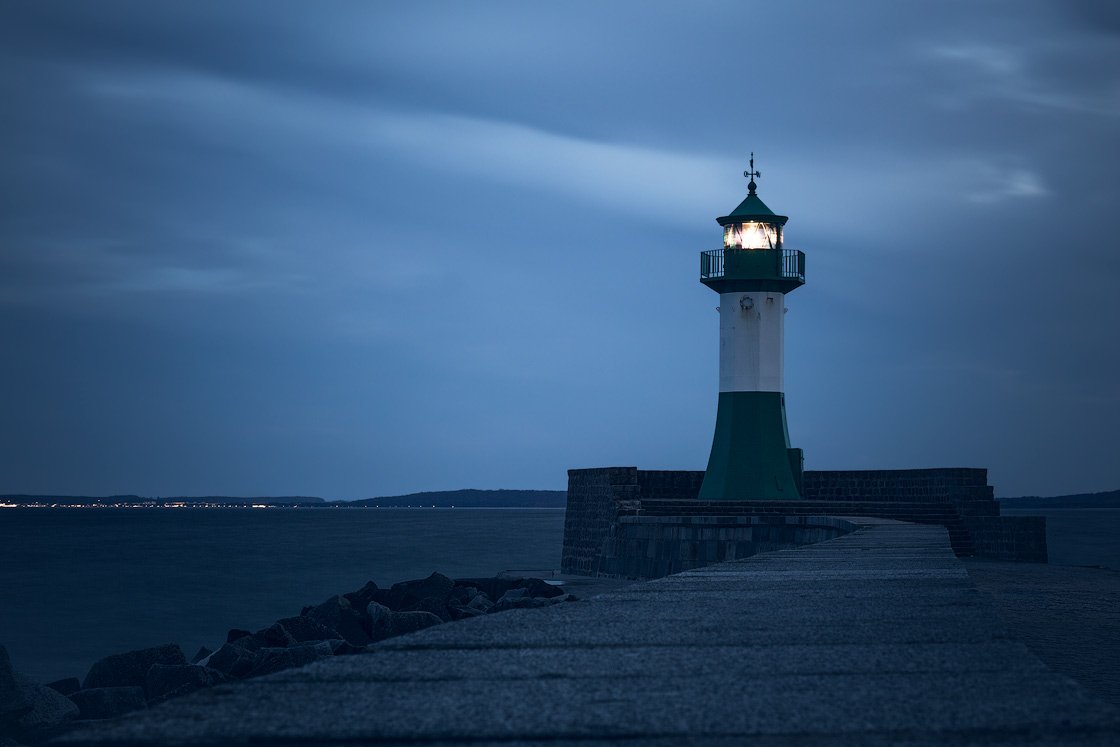 Der Leuchtturm am Hafen von Sassnitz zur Blauen Stunde