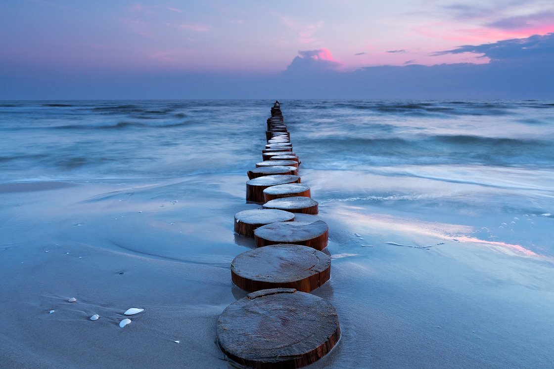 Buhnen im Meer am Nordstrand von Prerow