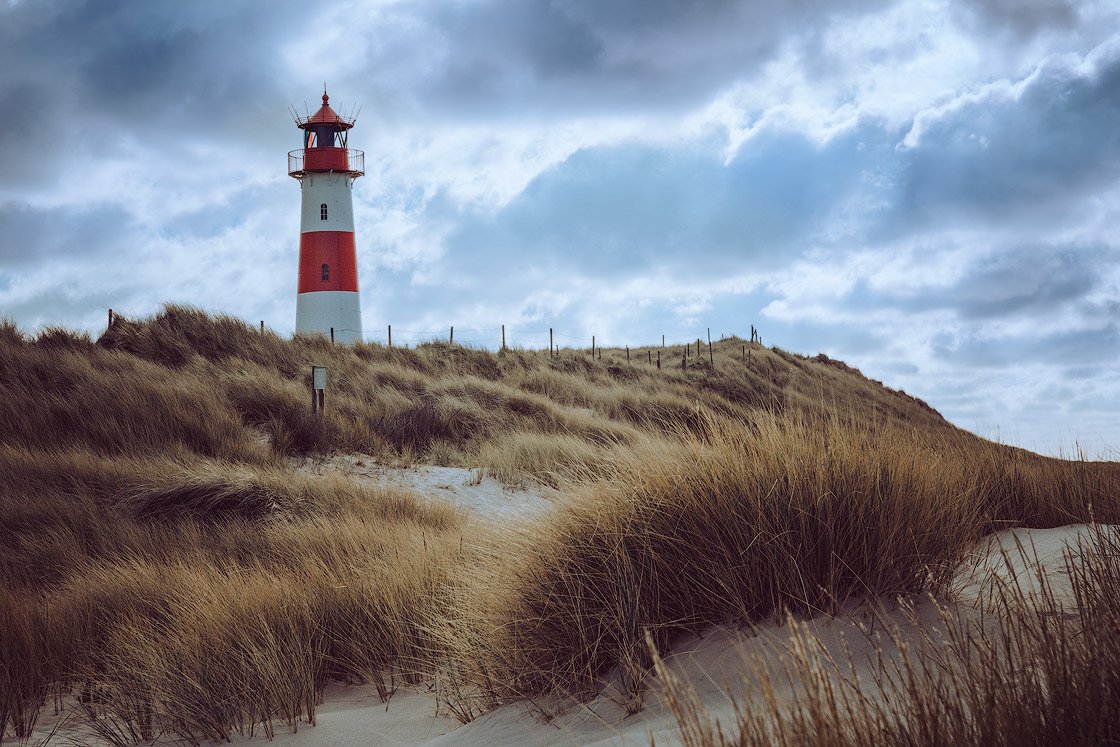 Der Leuchtturm List Ost in der Küstenlandschaft von Sylt