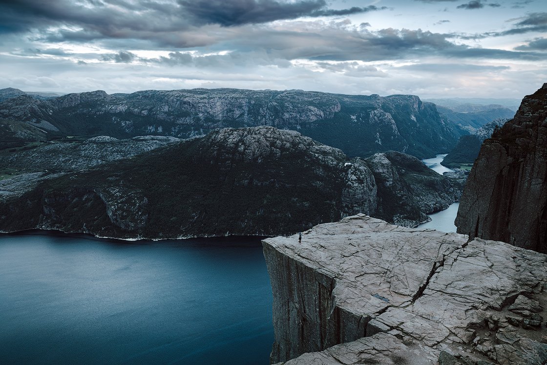 Blick von oben auf den Preikestolen in Norwegen