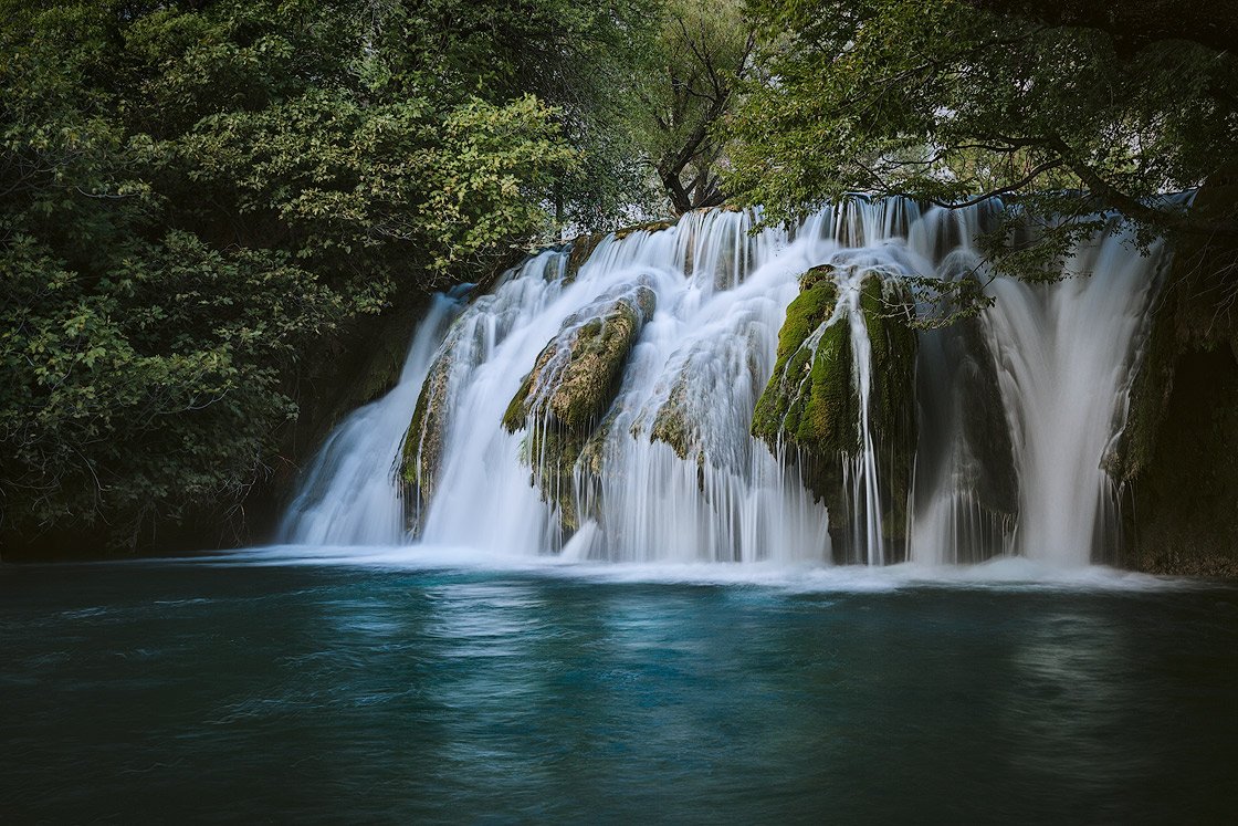 malerische Wasserfall im Hinterland von Kroatien