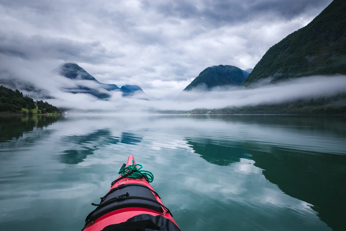 Kanutour auf dem Fjærlandsfjord in Norwegen