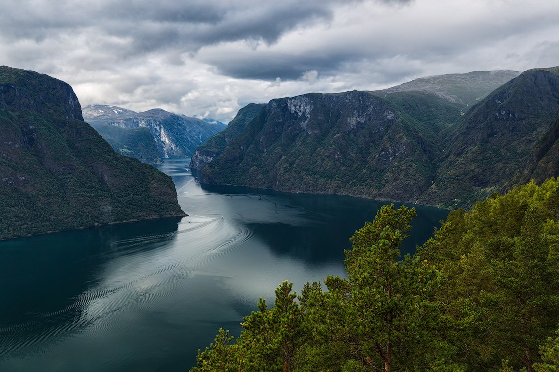 Blick von der Aussichtsplattform Stegastein auf den Aurlandsfjord