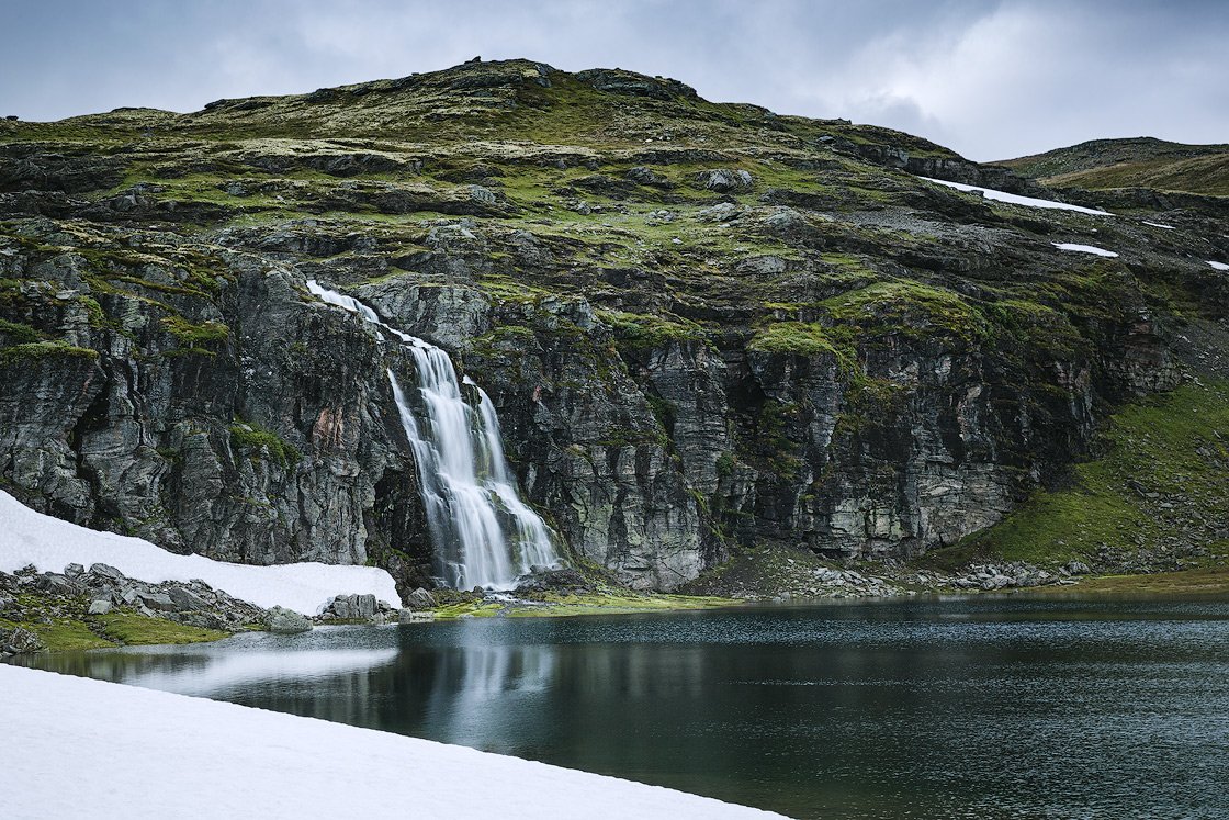 Schöner Wasserfall an der Traumstrasse Aurlandsvegen in Norwegen