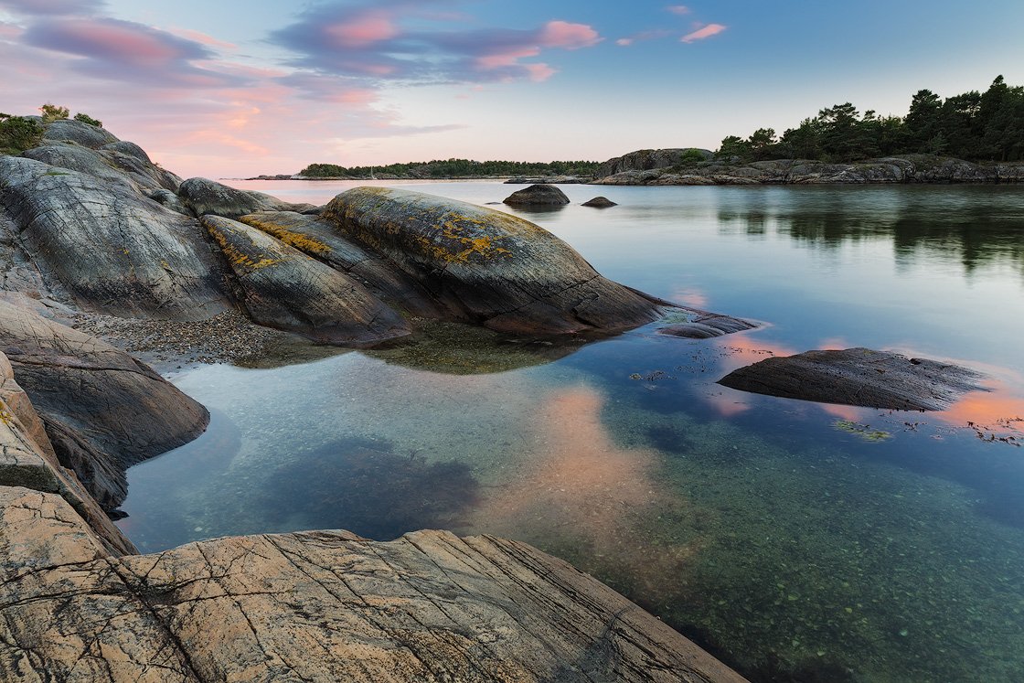 Norwegens Schärenküste in einem herrlichen Abendlicht