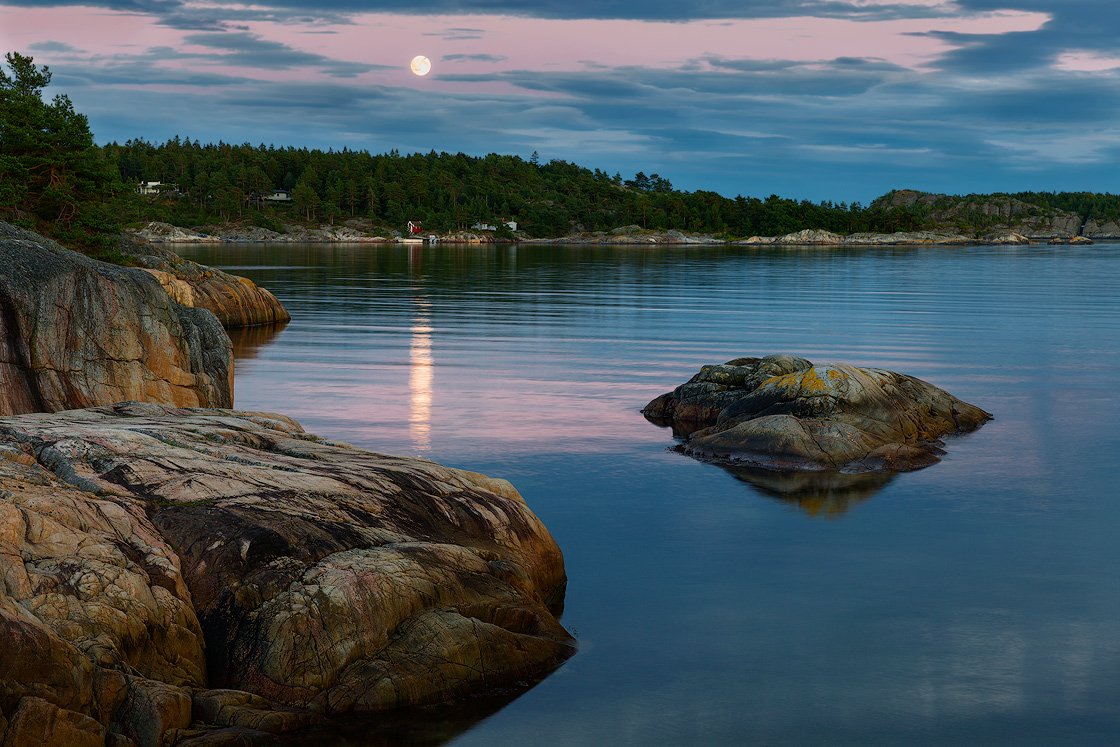 Mondaufgang an der Schärenküste von Norwegen