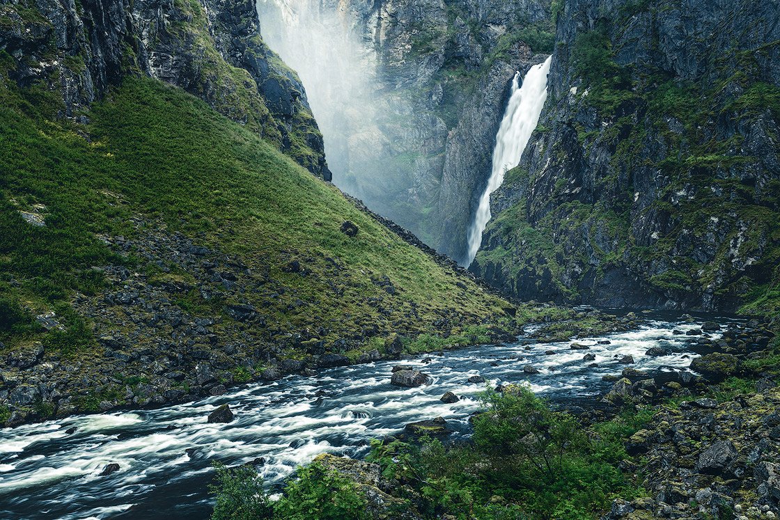 Den beeindruckenden Wasserfall Vøringsfossen von unten fotografiert